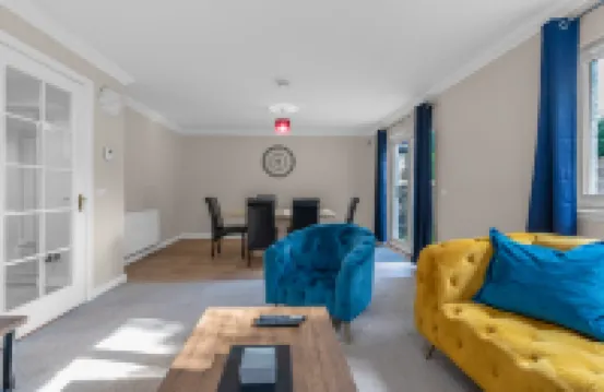 Muirton House 2 - 4 Bed House, 4 Car Driveway, 2 Bathrooms, Smart TVs in every room