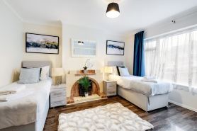High Wycombe Home + Free Parking + WiFi & Garden!