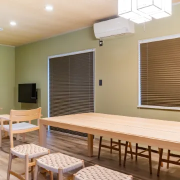 A modern Japanese-style inn with a view of Mt. Omuro｜ An Omuroyama