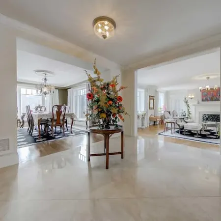 Private and Comfortable Room in a Luxury House
