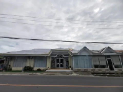 Resort’s Side Hostel near Shangrila