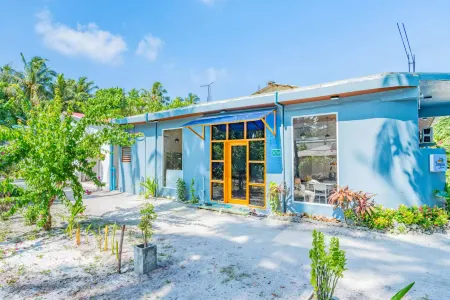 Evelyaa Guest House Отели рядом с достопримечательностью «Fulidhoo Island»