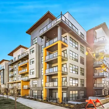 Family Stylish 1BR and Den Condo -Apartment w/City View, DT, Balcony, Parking, Laundry!