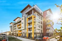 Family Stylish 1BR and Den Condo -Apartment w/City View, DT, Balcony, Parking, Laundry! Hotels in 