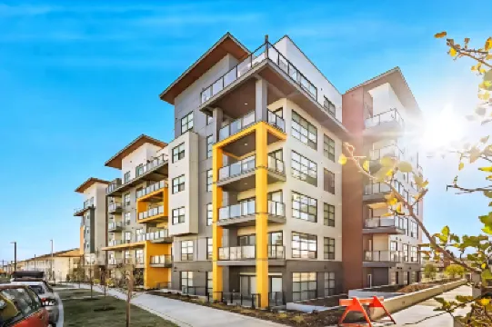 Family Stylish 1BR and Den Condo -Apartment w/City View, DT, Balcony, Parking, Laundry! Hotels in 