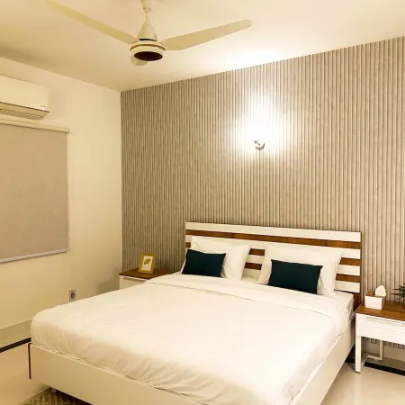 Luxury 3BR Apt | Prime Spot w/Lounge & Dinning