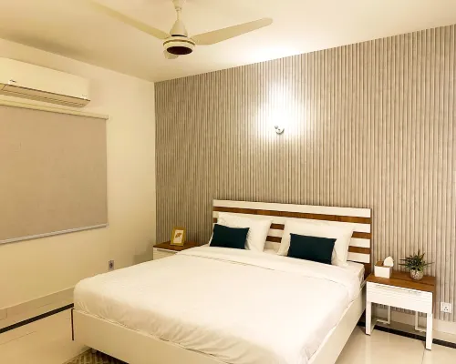 Luxury 3BR Apt | Prime Spot w/Lounge & Dinning โรงแรมในการาจี