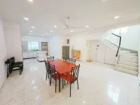 双层半独立式住宅｜邻近Gurney及海滩｜购物与本地美食轻松可达