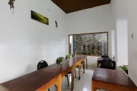 Nest Hotel Jogja - 汽車旅館