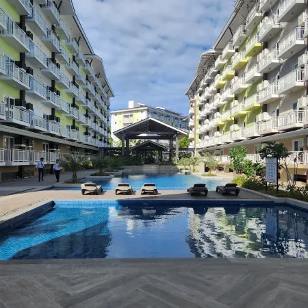 Condo Azur Suites Amani A125, near Airport, Netflix, Cozy with Luxurious Pool and Gym