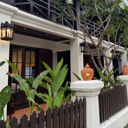 Sengphachanh Heritage Boutique Hotel (The Heart of the World Heritage Town) Отели рядом с достопримечательностью «Ват Чом Пхет»