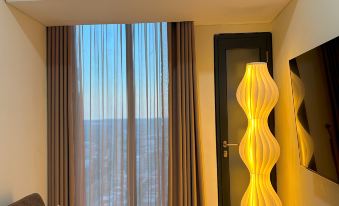 53rd Floor, 2 Br, Netflix, Apt with View by Sky