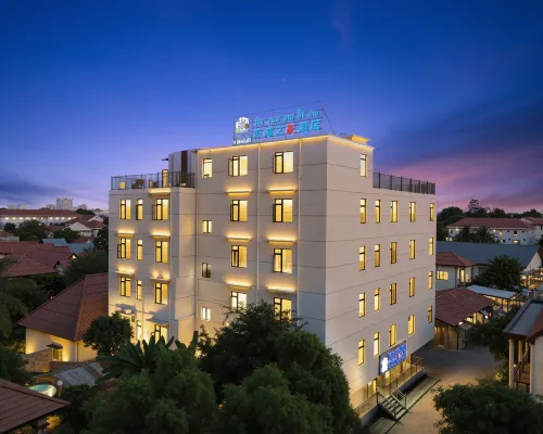THE BUND HOUSE HOTEL(Branch within walking distance of Patuxay Monument & Wat Si Muang, Vientiane) Hotels near Thatluang Stupa
