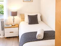 East London Home|Parking|Garden & Self Check-In Hotels in Dagenham