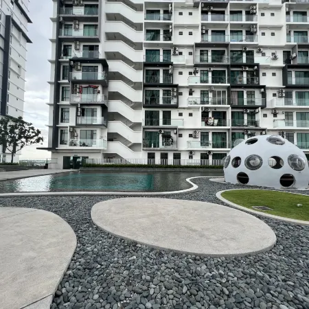 Maple Residence Klang Pool View by BeeStay