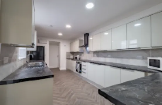 Contractor friendly 6 bed all en suite house