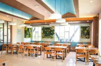 Hexton Hotel Lampung - Parkplatz