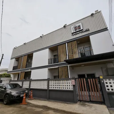 Hada House near Yanhee Hospital Hotel dekat Kantor Distrik Bangplad