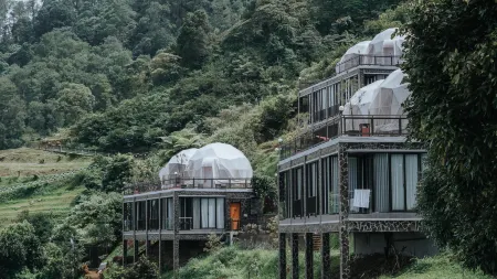 Damar Langit Resort Отели рядом с достопримечательностью «Сисаруа Грин Уорлд Адвенчер»