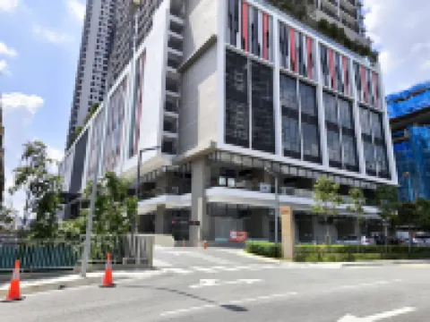 クチャイセントラル by マンハッタン グループ Danau Impian Condominium周辺のホテル