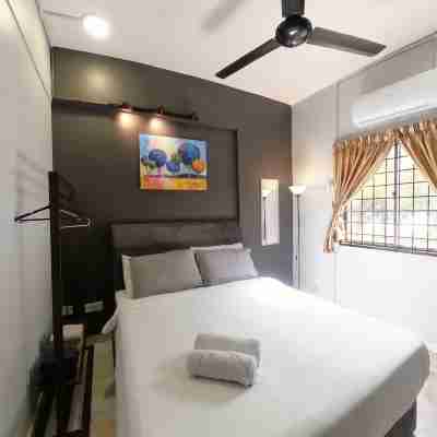 18pax GFloor 4R4B Dual-Key DOORSTEP PRIVATE BEACH, WATERSPORT, POOL, BBQ SET, WIFI Rooms