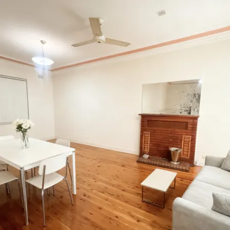 Quiet Guest Room in Burwood