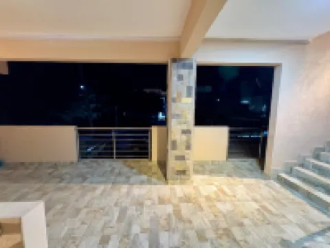 Luxurious Teak Furnished City Apartment w/ Pool Hôtels à : Port-Louis