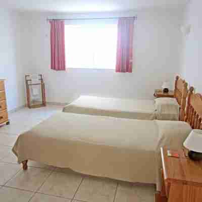 BnB Homes Villa Verde - swimming pool, marina view, BBQ and games room, garden Rooms