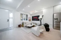 4BR King West Walk to Downtown Sleeps 9 - วิลล่า