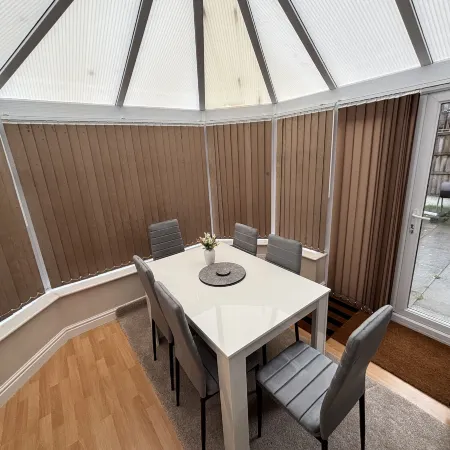 4BR 2BA+2WC | WiFi | Driveway | 7 Beds | Bolton