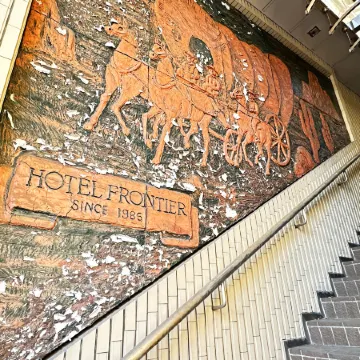 hotel frontier