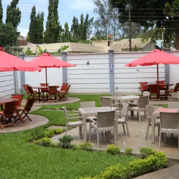 QUEENS COURT HOTEL