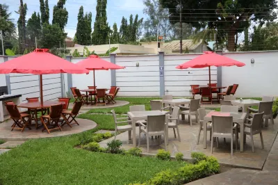 QUEENS COURT HOTEL Hotels near Haller Park - Butterfly Pavilion