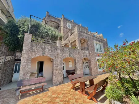 Contessa Apartments Отели в г. Подострог