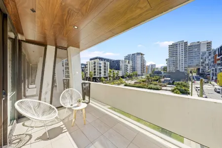 Stunning 2 Bedroom Apt at Waterloo