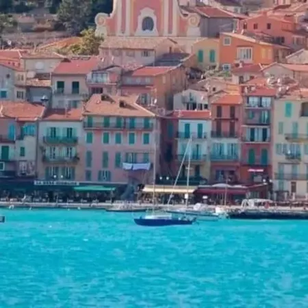 Historic Villefranche Penthouse, Steps to Beach Отели рядом с достопримечательностью «Soneva»