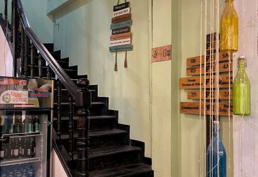 하노이 쿼터 라이프 호스텔 로비 및 직원 모습