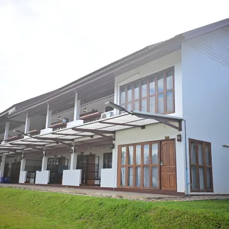 De Hom Hotel Mae Hong Son Отели рядом с достопримечательностью «Храм Чонг Кум»