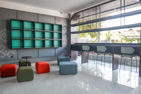 Commodious Hotel Kupang Отели рядом с достопримечательностью «Pantai Warna Kota Kupang NTT»