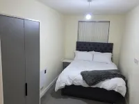 Modern 1-Bed Penthouse — Steps from Old Trafford Hotels in Trafford