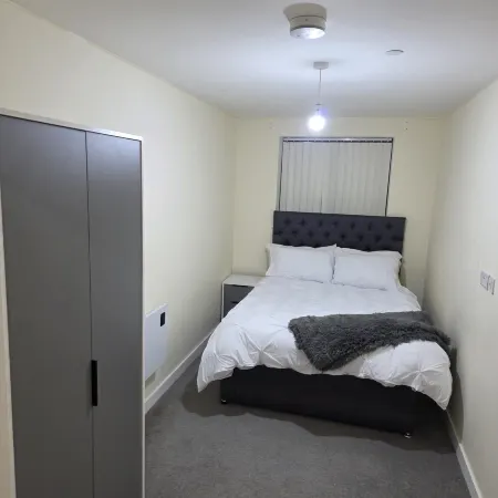 Modern 1-Bed Penthouse — Steps from Old Trafford