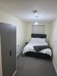 Modern 1-Bed Penthouse — Steps from Old Trafford