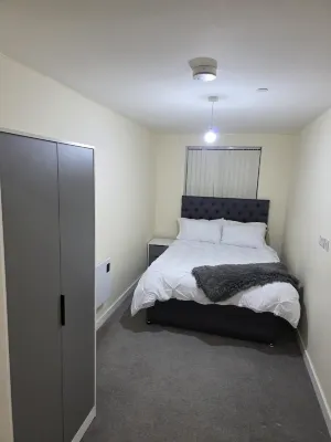 Modern 1-Bed Penthouse — Steps from Old Trafford