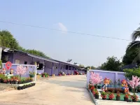 Nirawan Resort Отели рядом с достопримечательностью «Вагхор Бич»