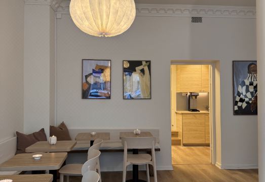 3 스타 호스텔의 현대적인 공용 공간