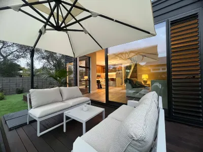 Brand-New Luxury house in Epsom Отели в г. 