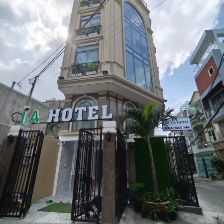 LA HOTEL THOAI NGOC HAU Отели рядом с достопримечательностью «Парк Dam Sen»
