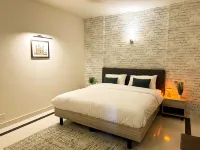 Luxury 3BR Apt | Prime Spot w/Lounge & Dinning โรงแรมในการาจี