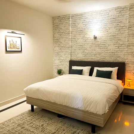 Luxury 3BR Apt | Prime Spot w/Lounge & Dinning