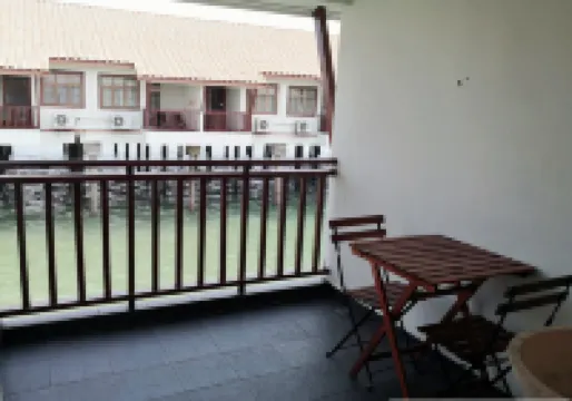 Premium Water Chalet 2